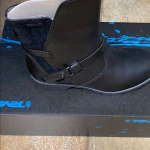 Teva black delavina boot NIB size 8